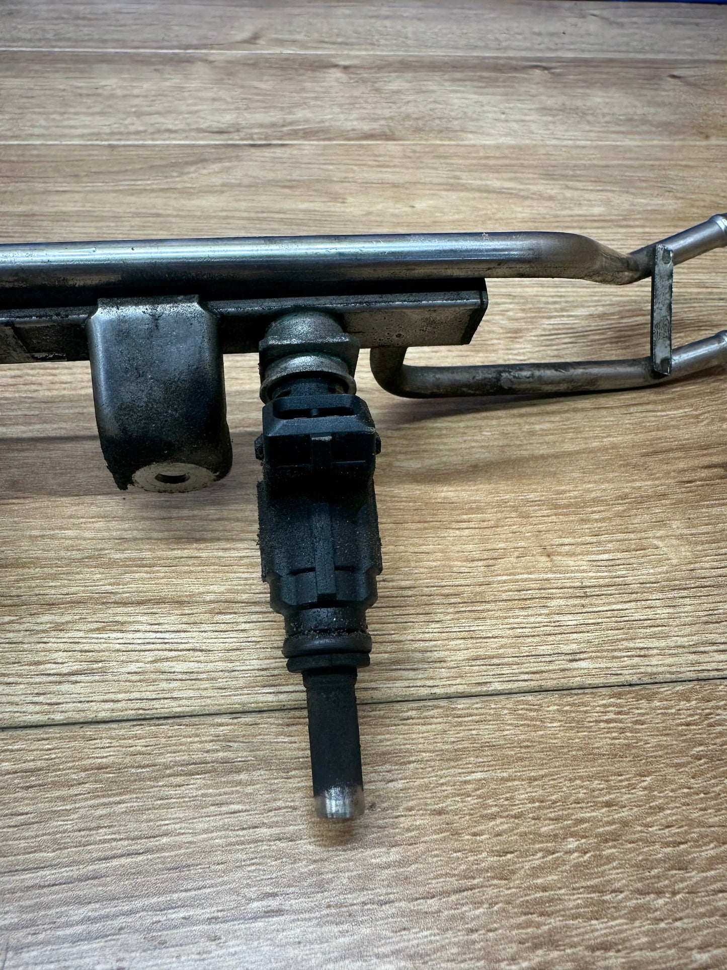 1.8T AWD Fuel Rail With Injectors
