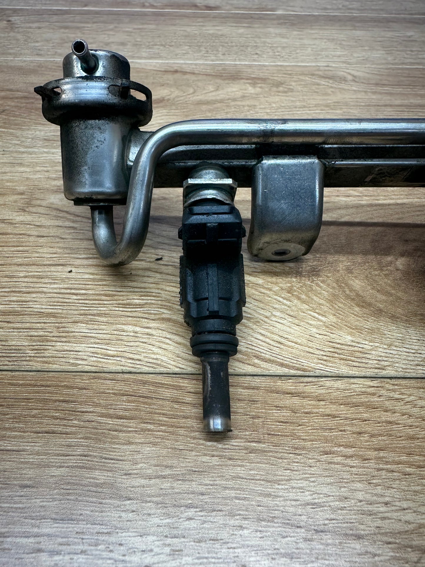 1.8T AWD Fuel Rail With Injectors