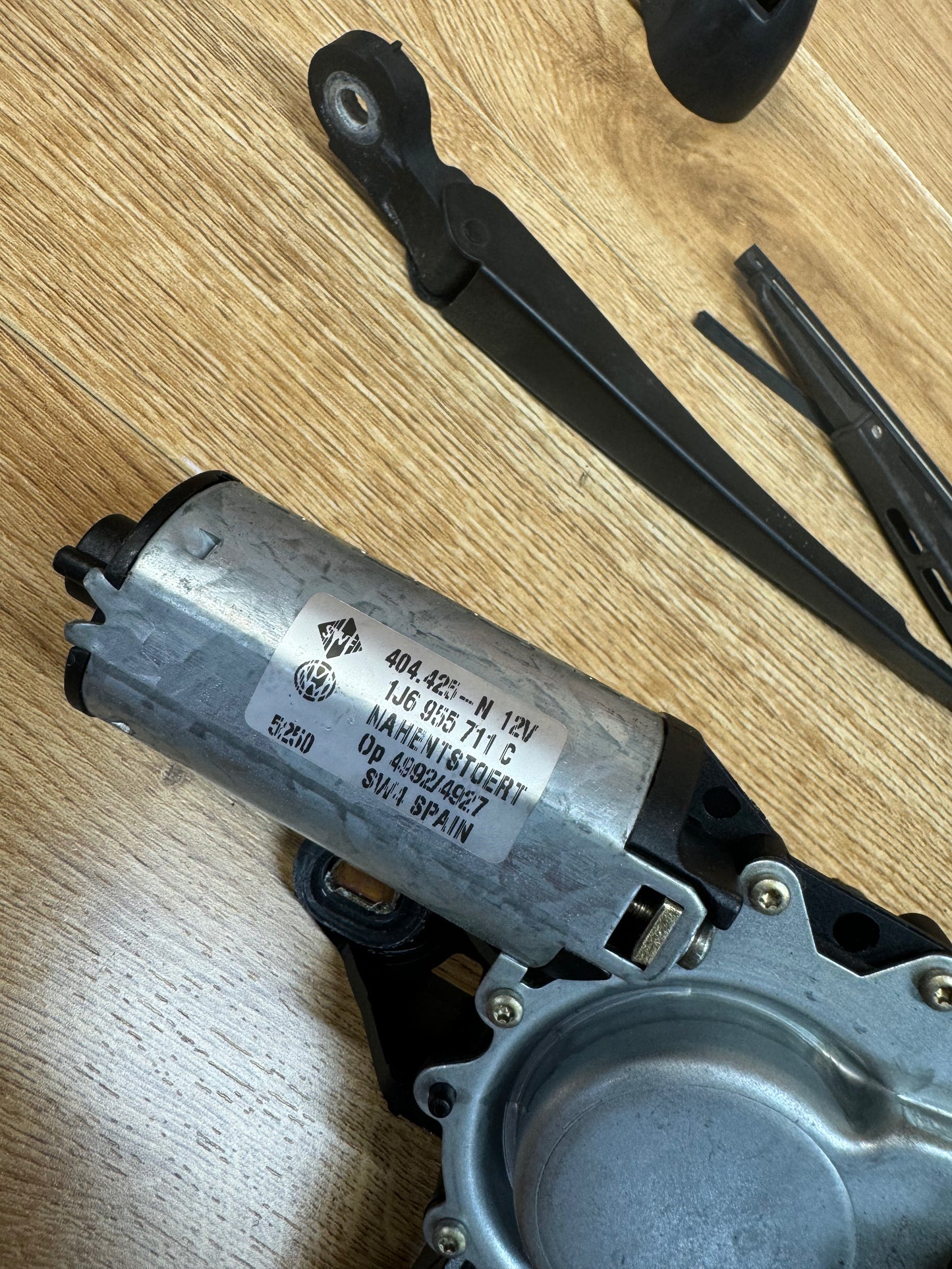 Volkswagen MK4 GOLF rear wiper motor & arm